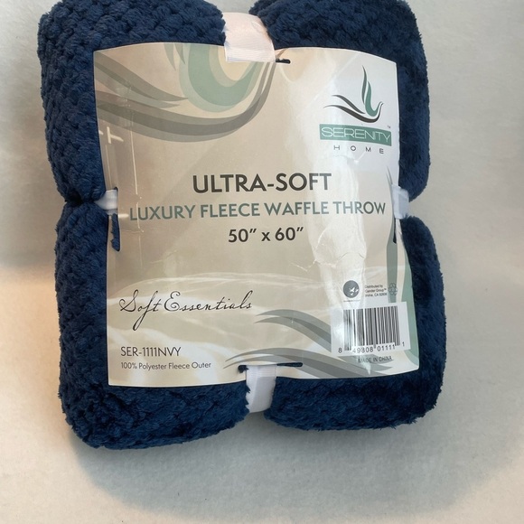 Luxurious Navy Blue Throw Blanket NWT - Picture 2 of 3